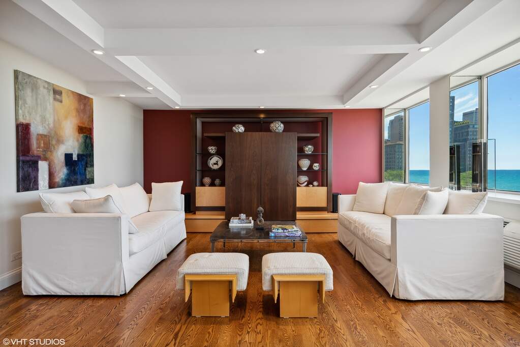 Designer kitchen and refined entertaining spaces