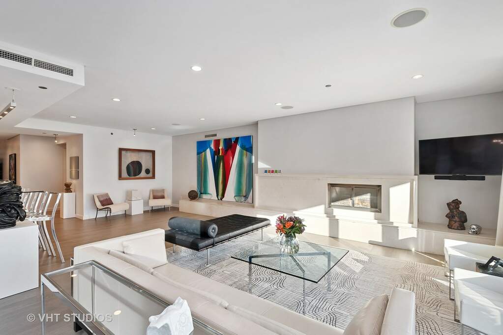 Designer kitchen and refined entertaining spaces