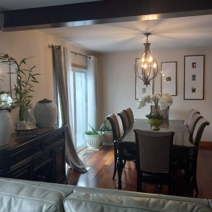 Designer kitchen and refined entertaining spaces