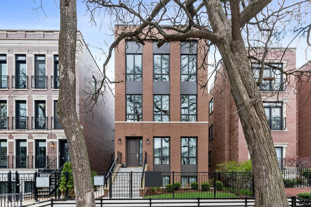 2725 N Wilton Avenue #2 property in Chicago