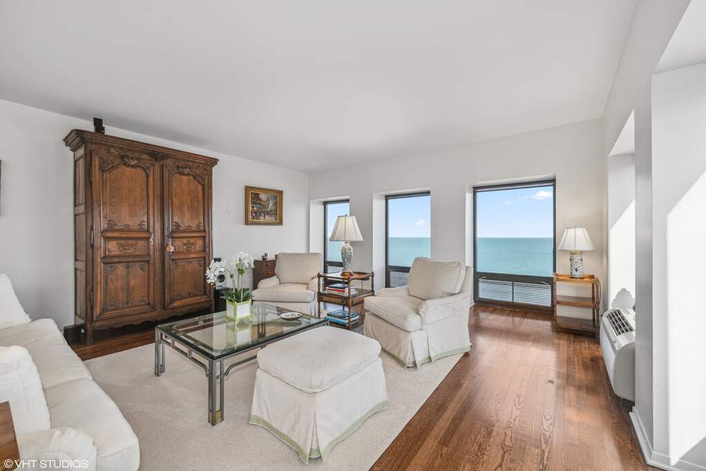 Penthouse bedroom suite overlooking Chicago