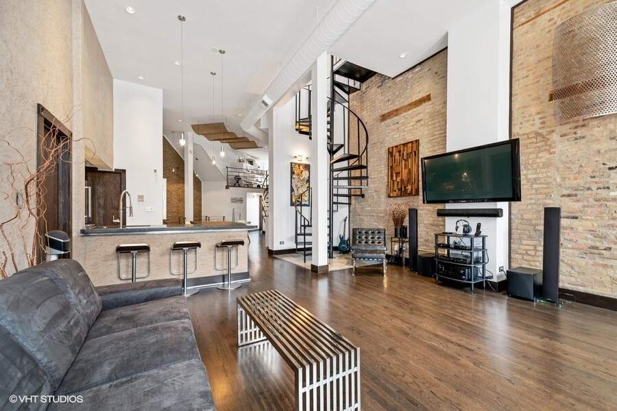 Designer kitchen and refined entertaining spaces