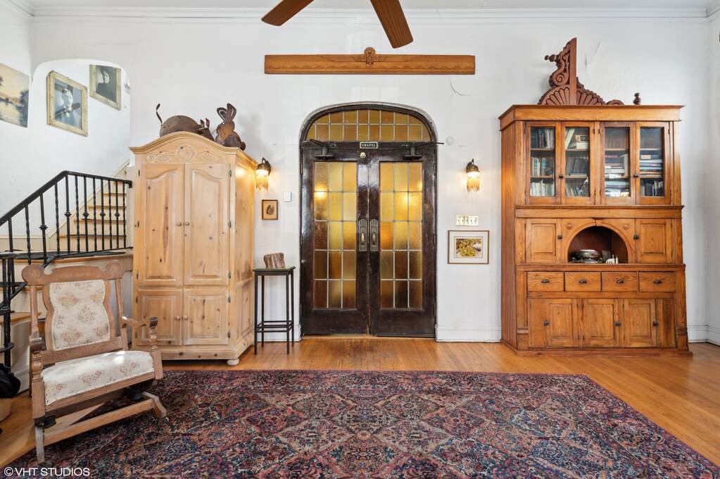 Designer kitchen and refined entertaining spaces
