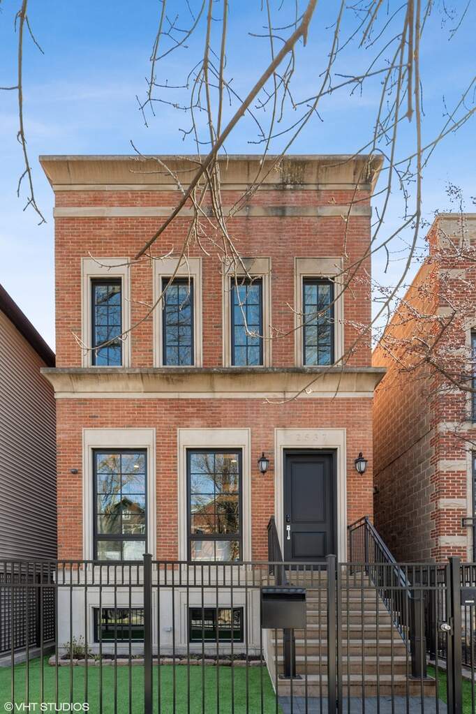 2537 N Marshfield Avenue property in Chicago