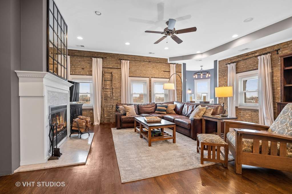 Designer kitchen and refined entertaining spaces