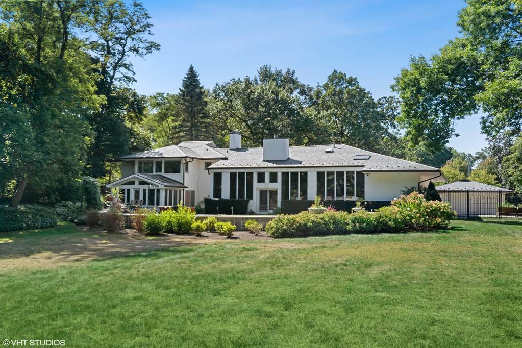 Designer kitchen and refined entertaining spaces
