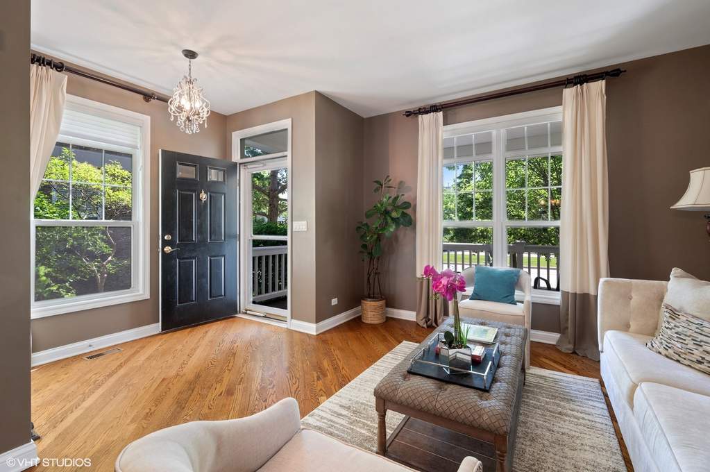 Designer kitchen and refined entertaining spaces