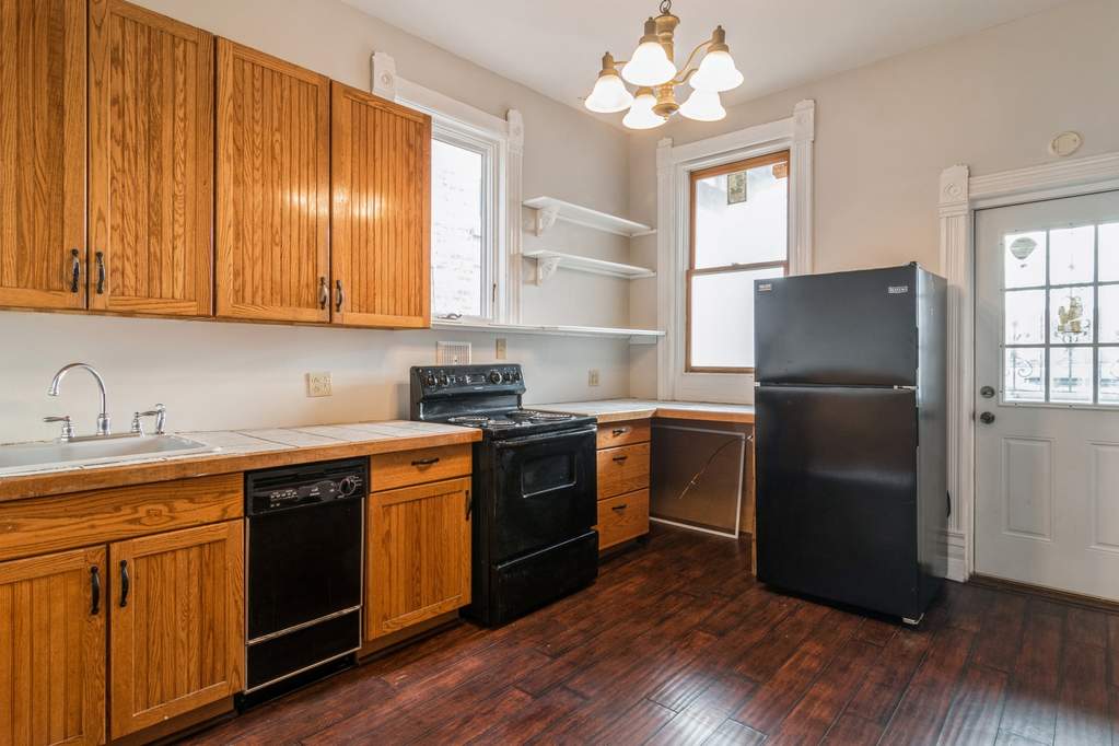 Designer kitchen and refined entertaining spaces