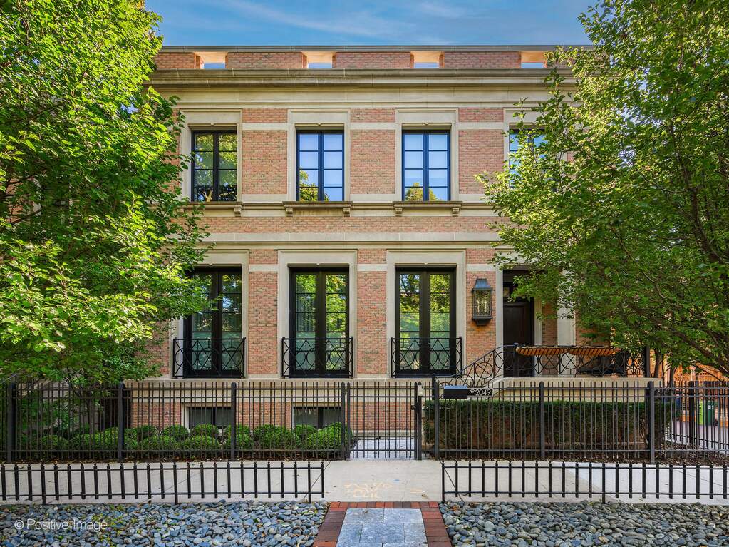 2049 W Dickens Avenue property in Chicago