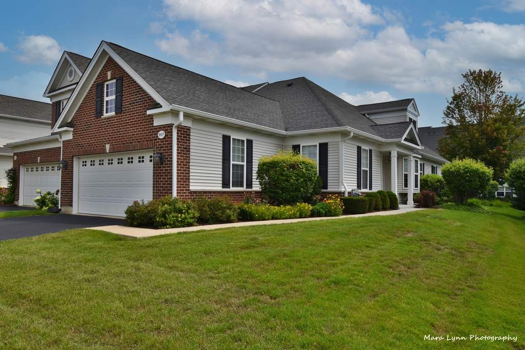1015 Pinehurst Court property in Elgin