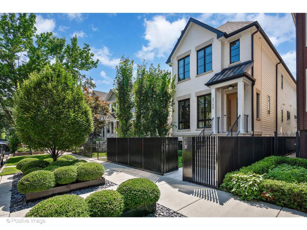 2722 N Magnolia Avenue property in Chicago