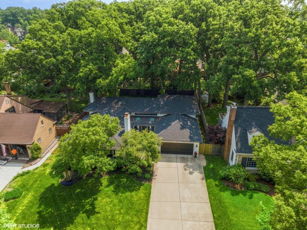 Luxury living space with panoramic Chicago views