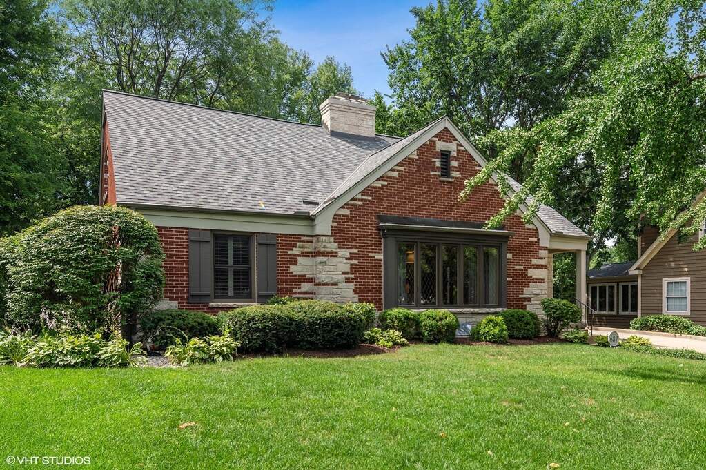 687 Revere Road property in Glen Ellyn