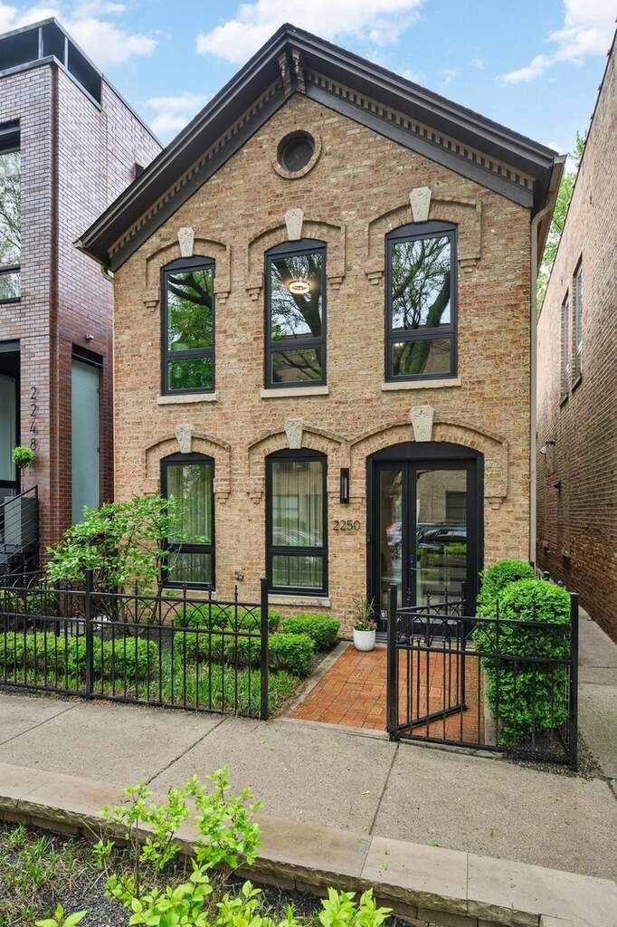 2250 N Wayne Avenue property in Chicago