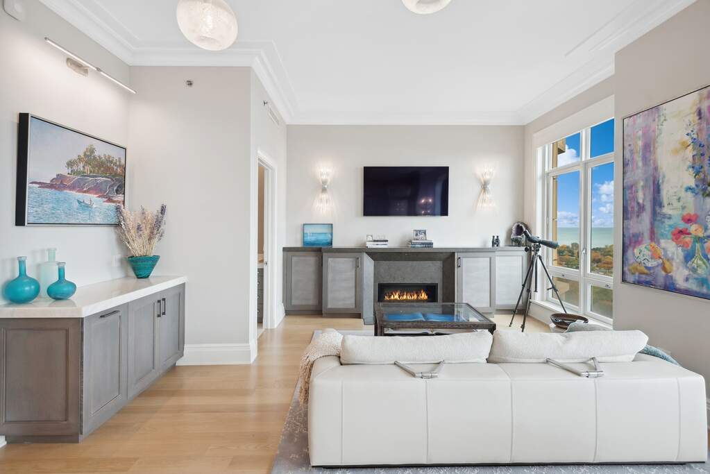 Designer kitchen and refined entertaining spaces