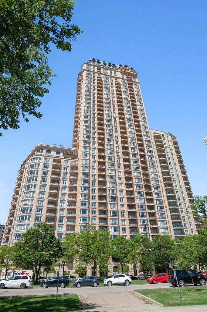 2550 N Lakeview Avenue #S1805 property in Chicago