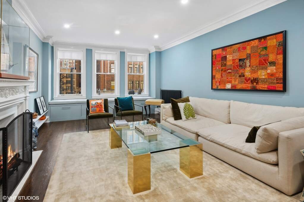Luxury living space with panoramic Chicago views