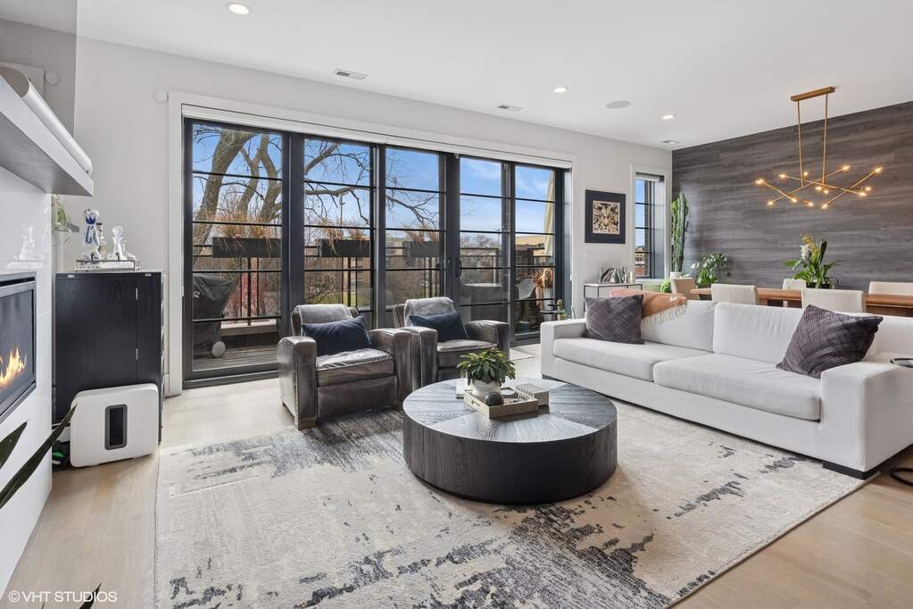 Designer kitchen and refined entertaining spaces