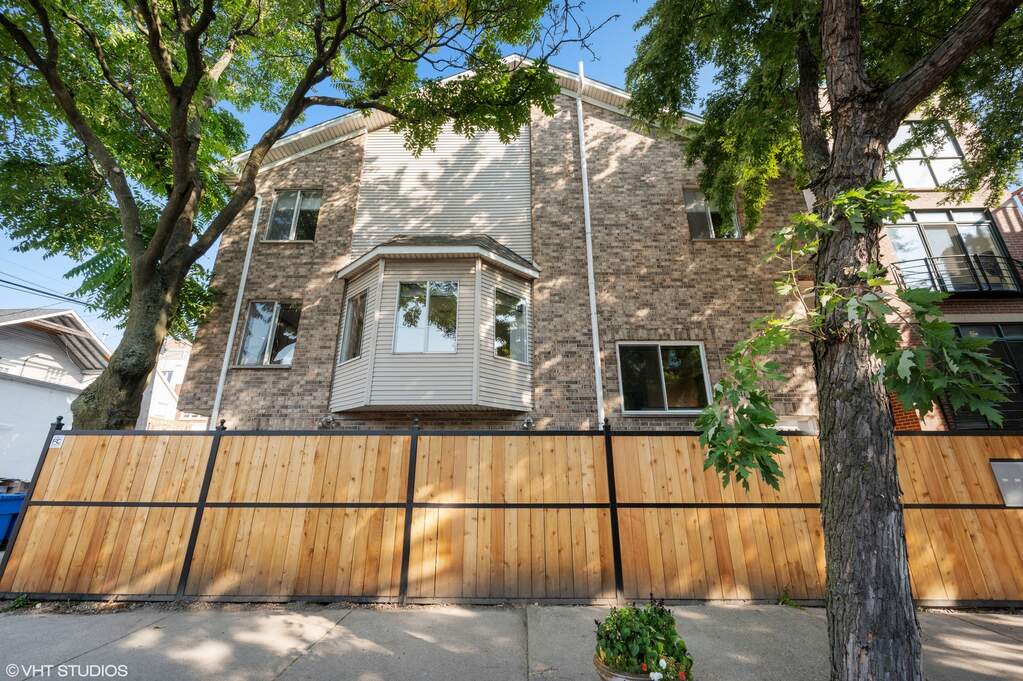 1646 W Julian Street #A property in Chicago