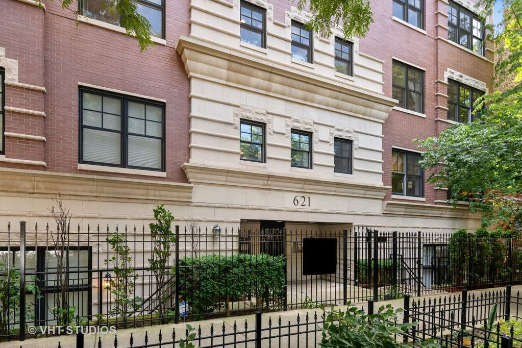 621 W Barry Avenue #303 property in Chicago