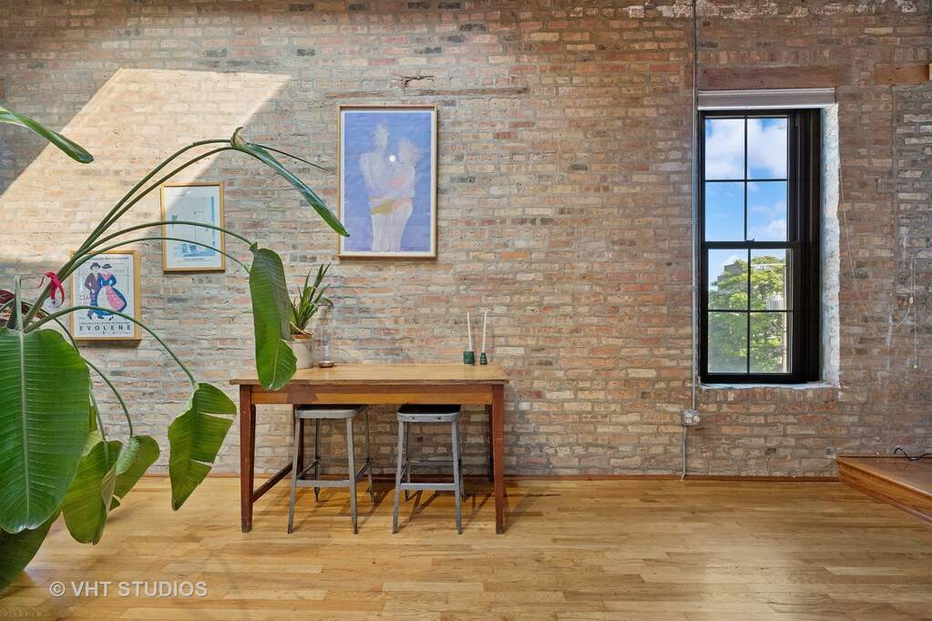 Designer kitchen and refined entertaining spaces