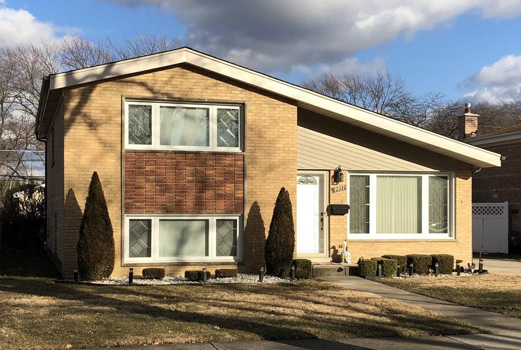 9937 Mulberry Avenue property in Oak Lawn