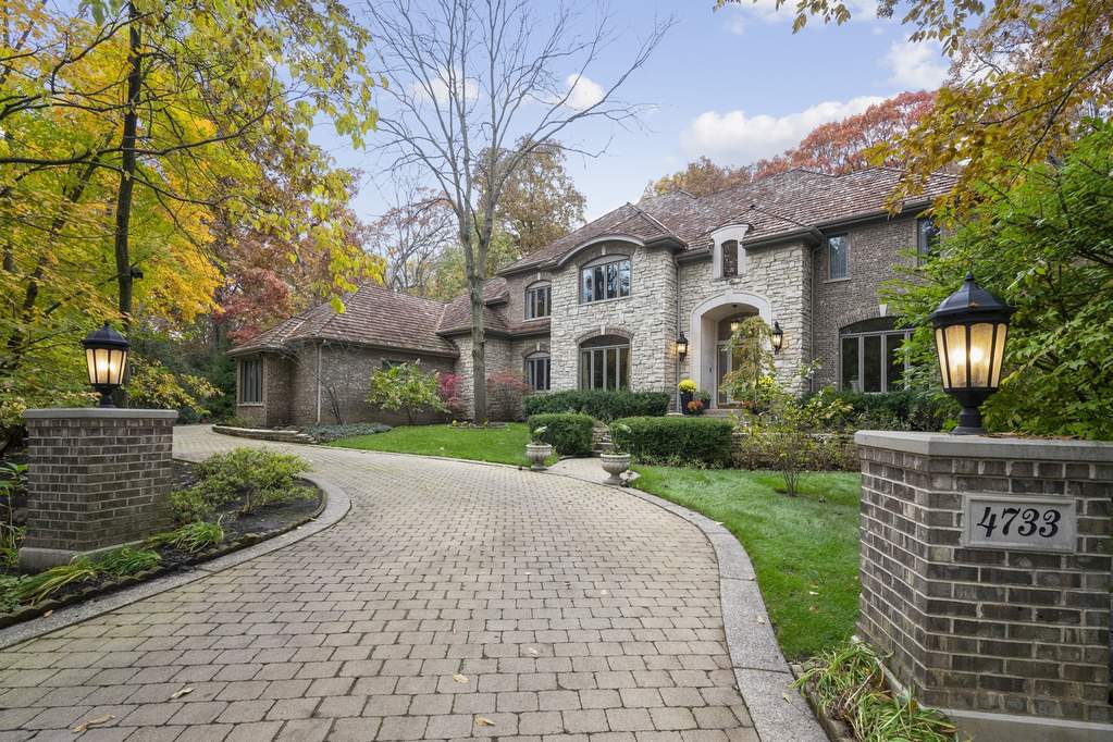 4733 Wellington Drive property in Long Grove