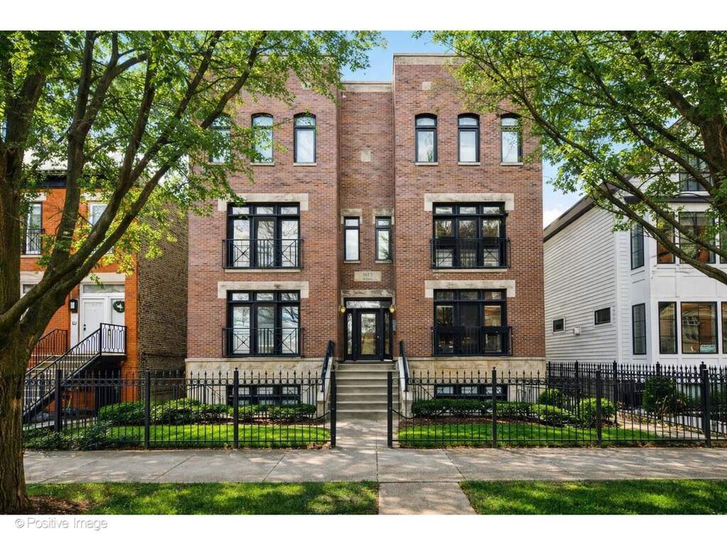 1617 W Barry Avenue #2S property in Chicago