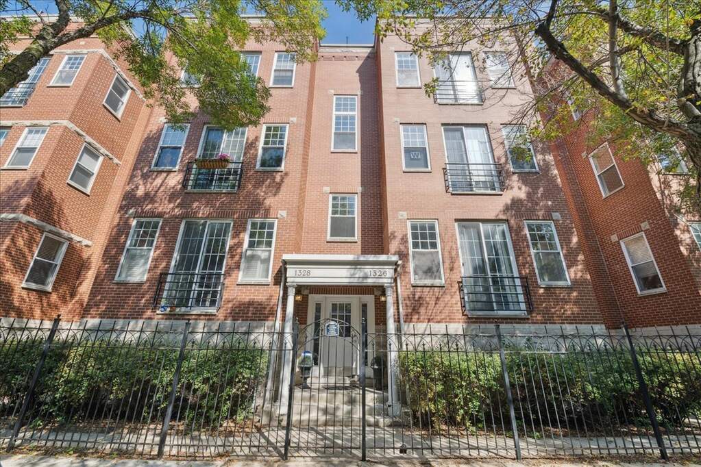 1326 W Belmont Avenue #3E property in Chicago