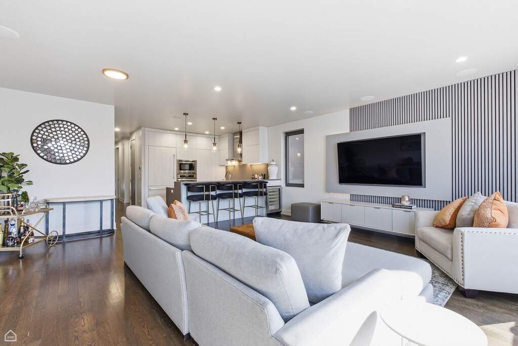 Private full-floor residence detail at Park Tower