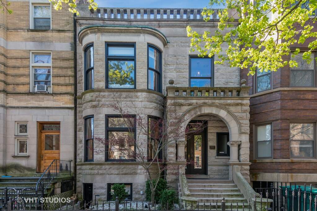 657 W Roscoe Street property in Chicago