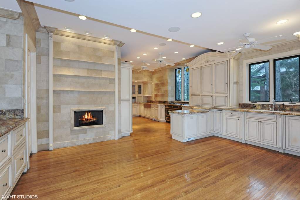 Designer kitchen and refined entertaining spaces