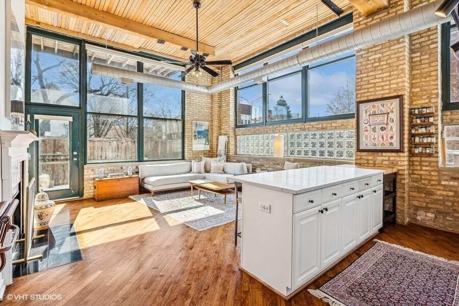 Designer kitchen and refined entertaining spaces