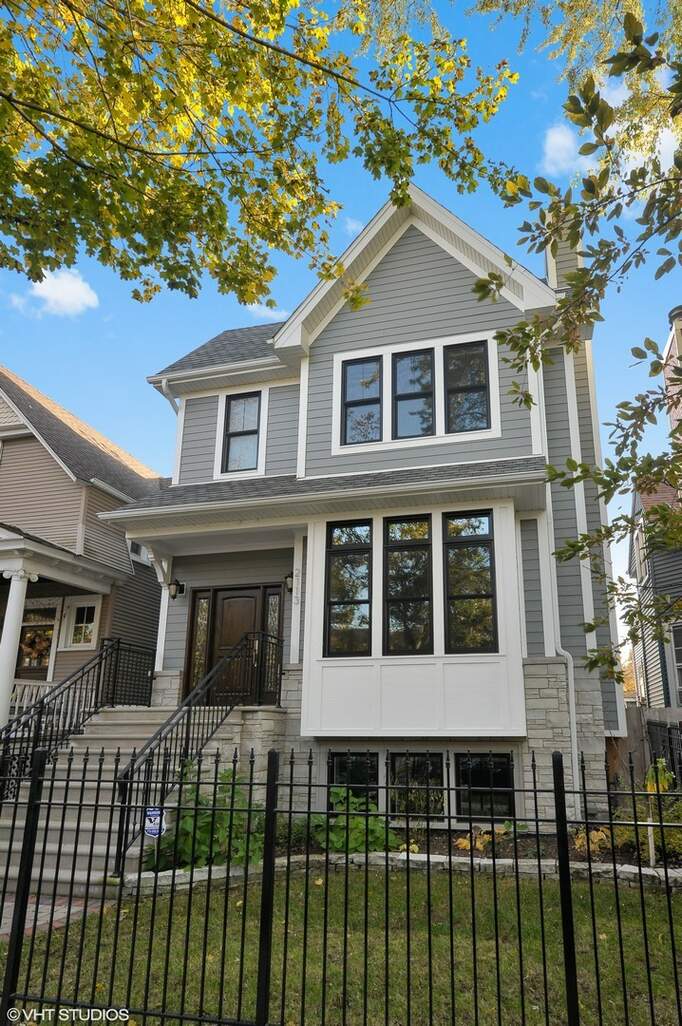 2113 W Waveland Avenue property in Chicago
