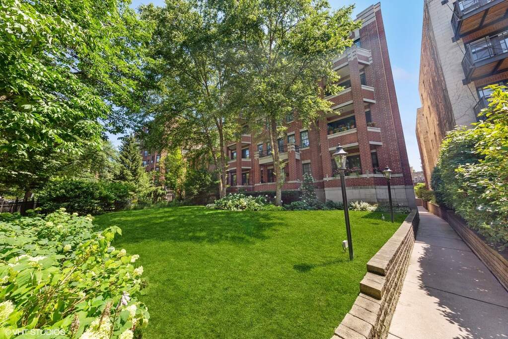 615 W Deming Place #203 property in Chicago
