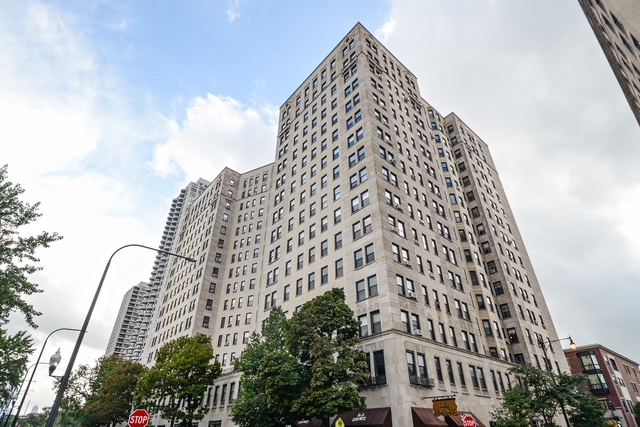 2052 N Lincoln Park West Street #403 property in CHICAGO