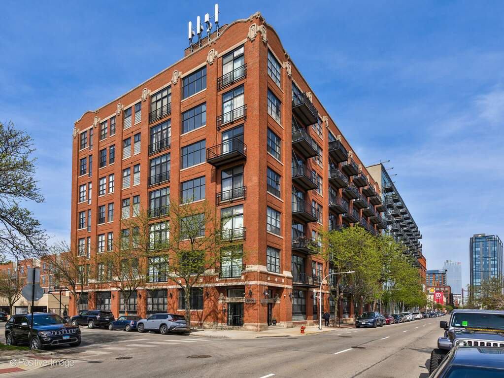 1250 W Van Buren Street #304 property in Chicago
