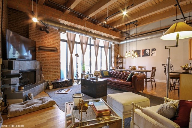 Designer kitchen and refined entertaining spaces