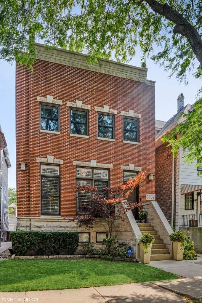 3909 N Leavitt Street property in Chicago