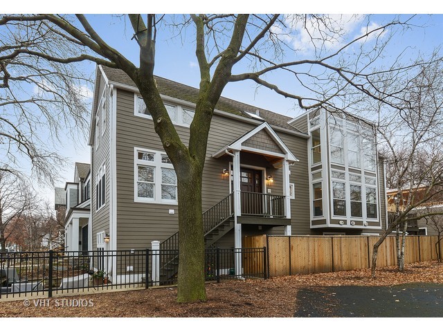 1322 W Wolfram Street property in CHICAGO