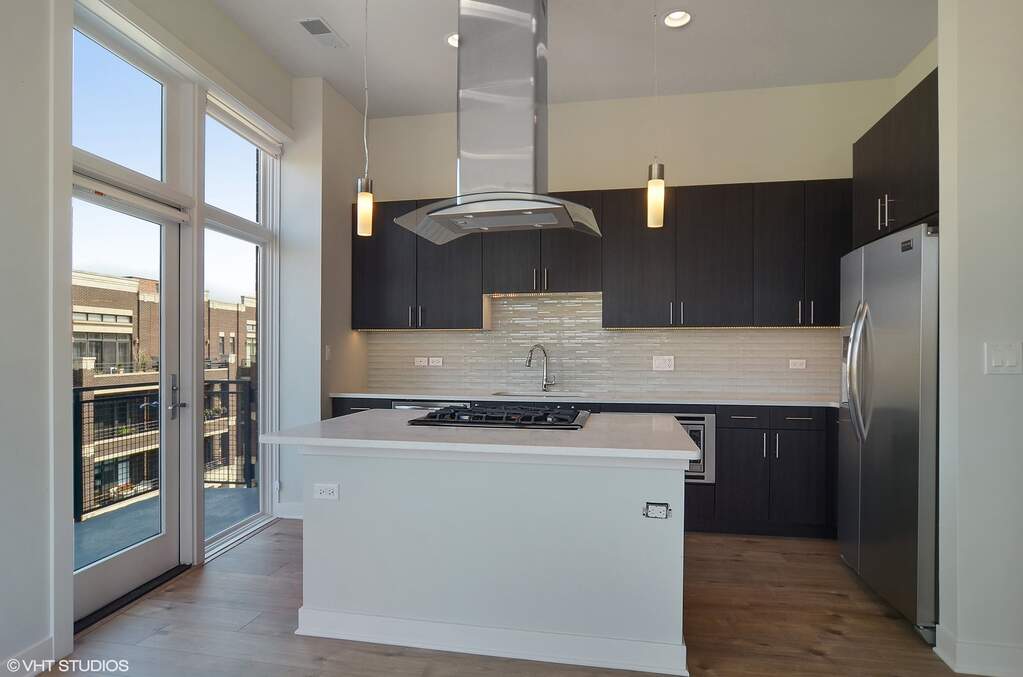 Designer kitchen and refined entertaining spaces