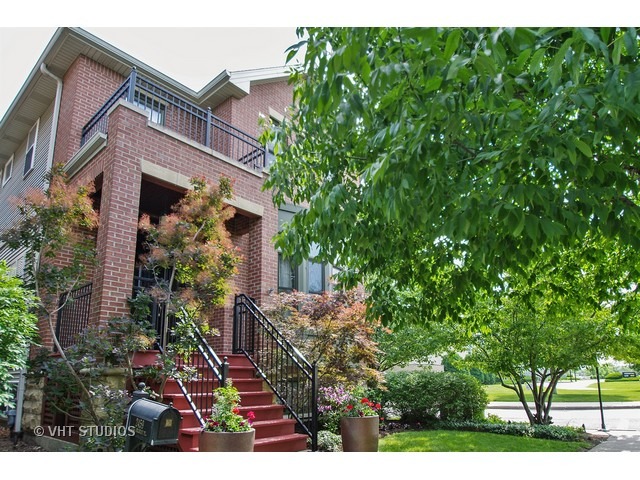 2459 W Bradley Place property in CHICAGO