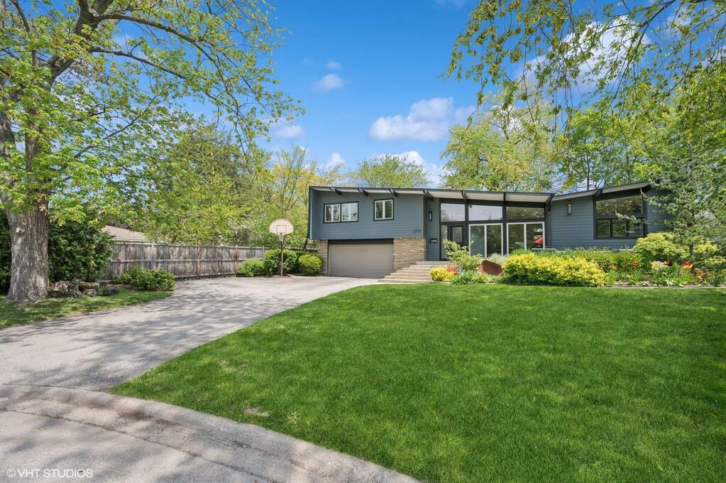 Luxury living space with panoramic Chicago views