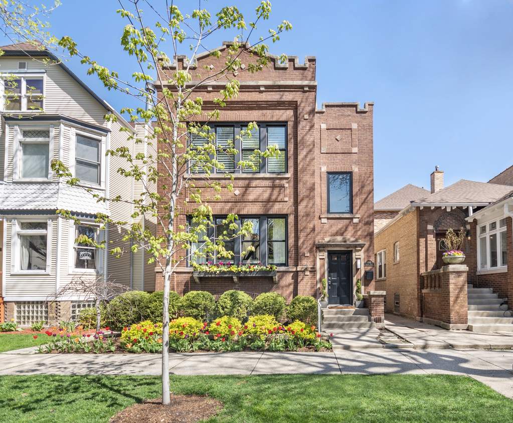 1916 W Bradley Place property in CHICAGO