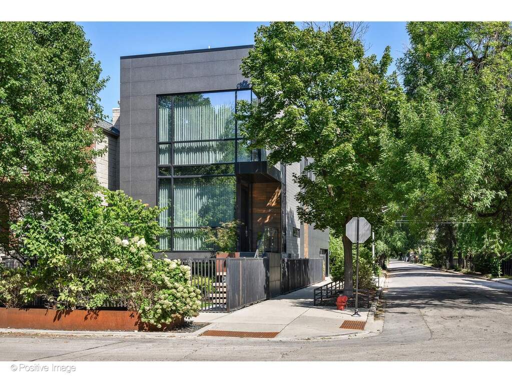 2029 N Hoyne Avenue property in Chicago