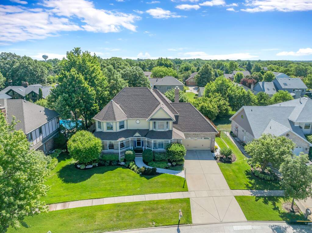 1233 Eagle Crest Drive property in Lemont