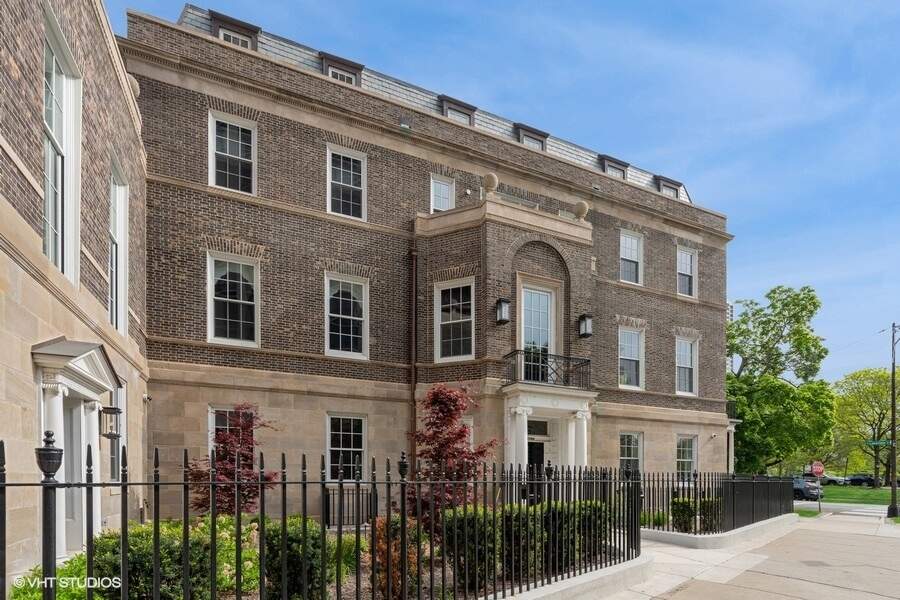 2700 N Lakeview Avenue #2 property in Chicago