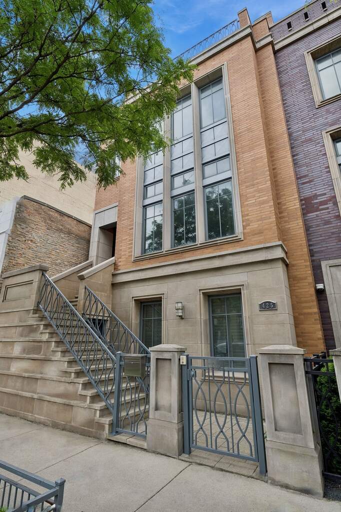 425 W Superior Street property in Chicago