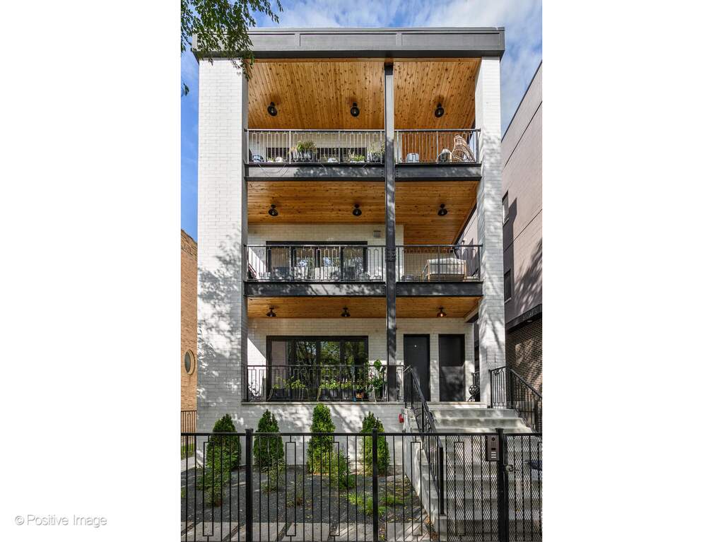 1752 W Huron Street #2 property in Chicago