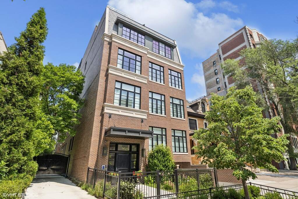 454 W Barry Avenue #1 property in Chicago
